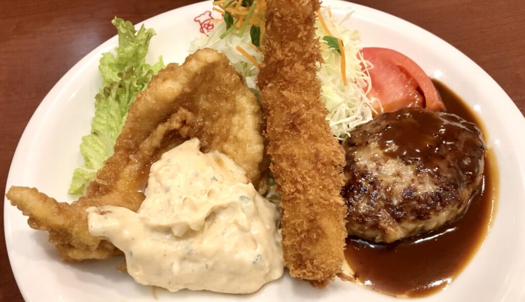 おぐらのチキン南蛮とハンバーグとエビフライ