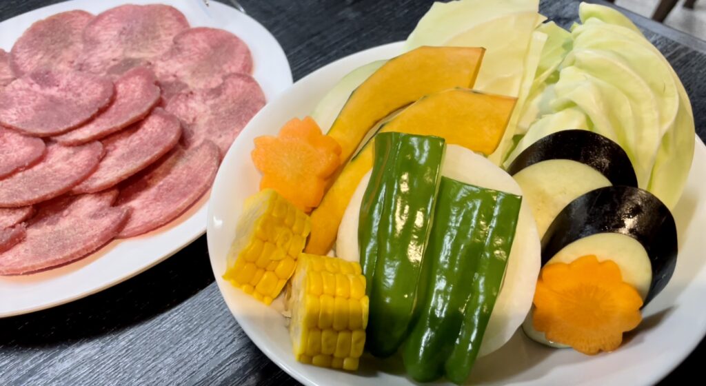 都城市の焼肉ありまんの野菜とタン