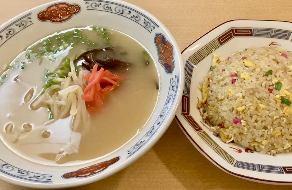 中華定食のラーメンとチャーハン